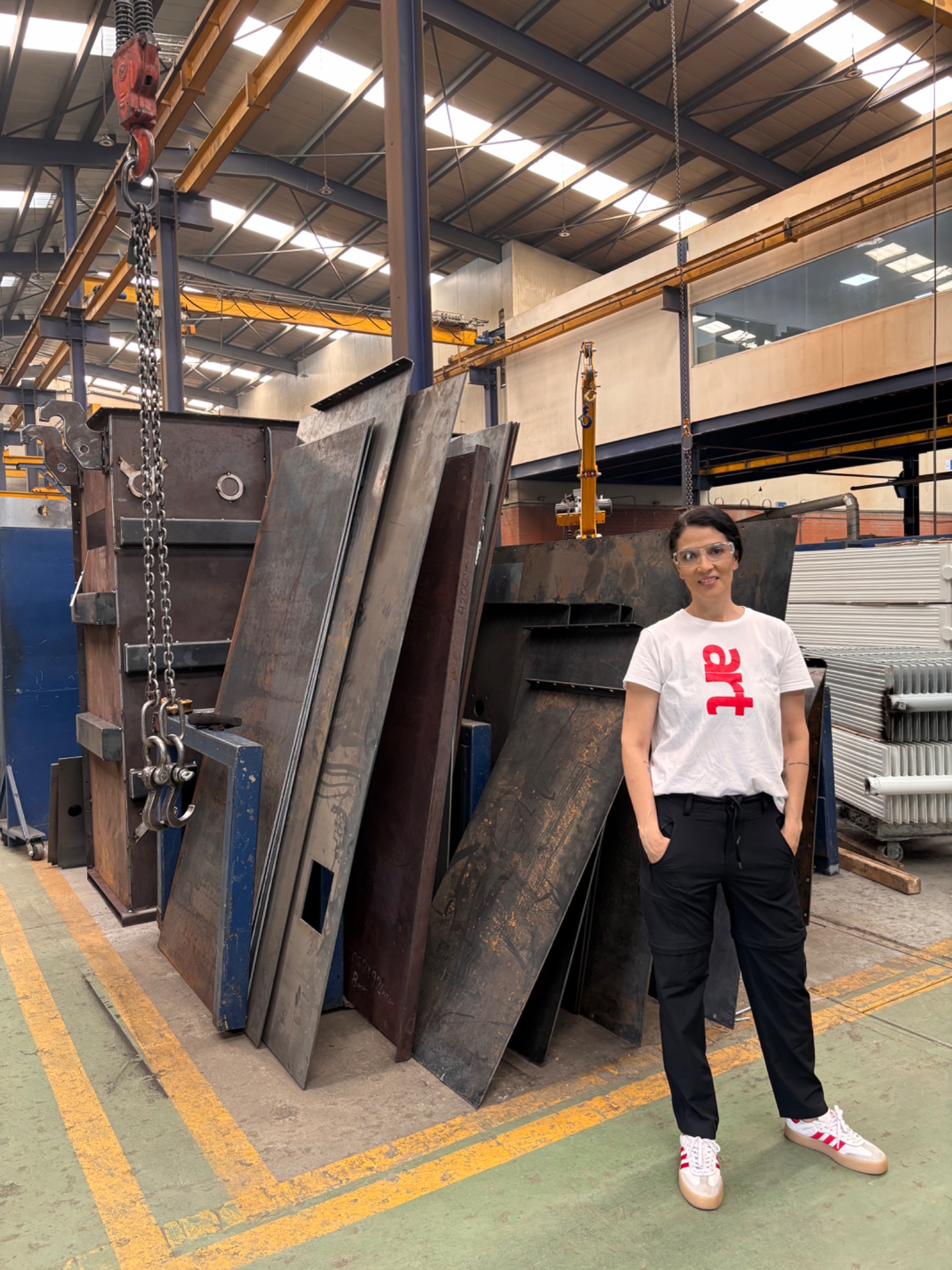 Carolina Gallego Correa en una planta industrial